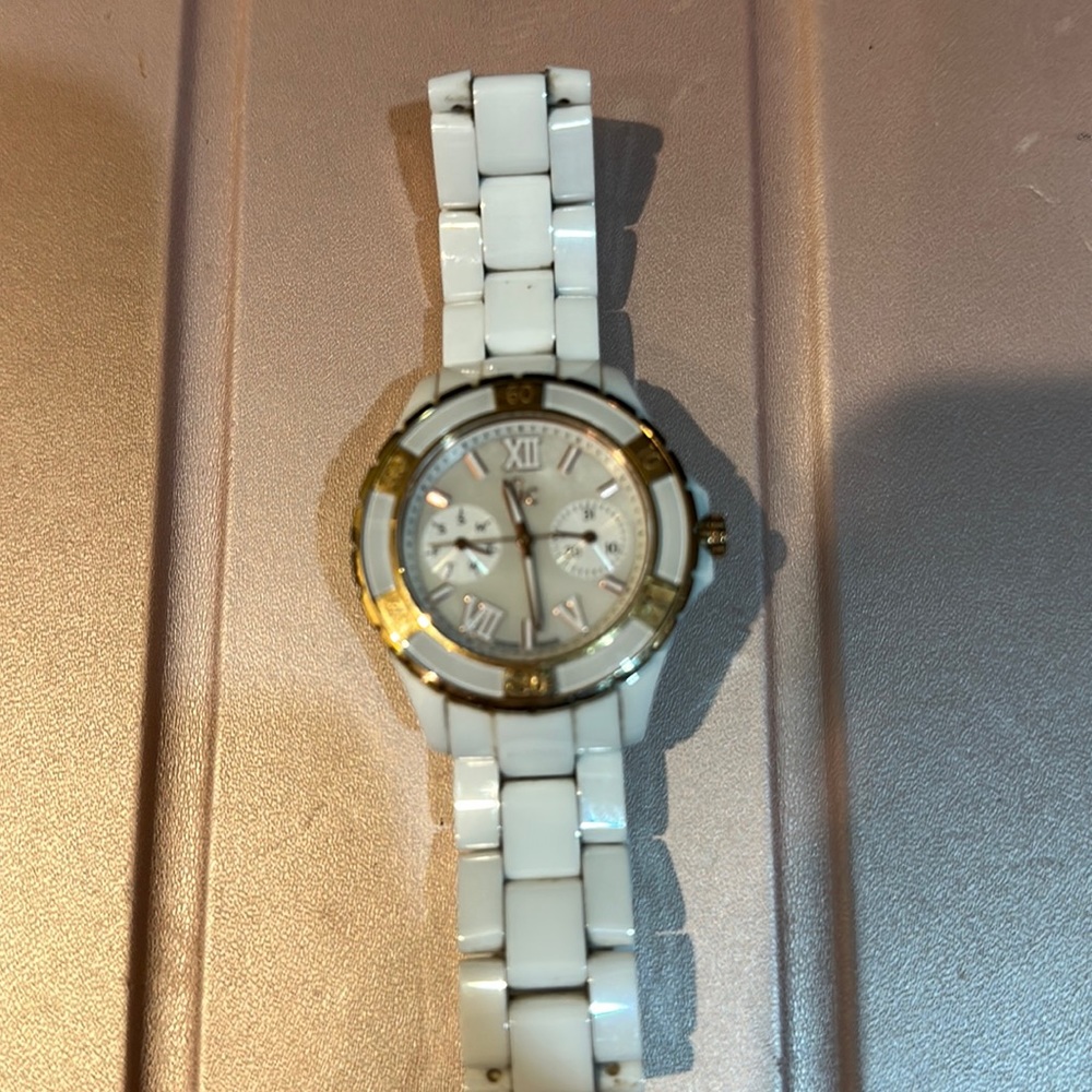 Guess Collection GC Women's Ceramic Watch. Needs battery